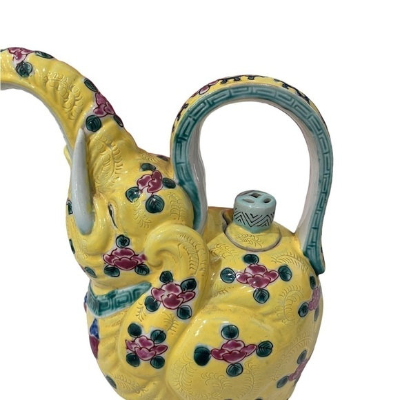 Antique Porcelain yellow and Green Elephant Teapot with handle and lid - Picture 4 of 6